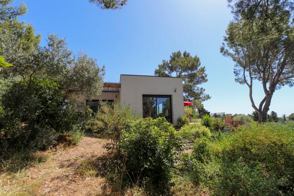 Maison contemporaine avec vue dégagée e piscine