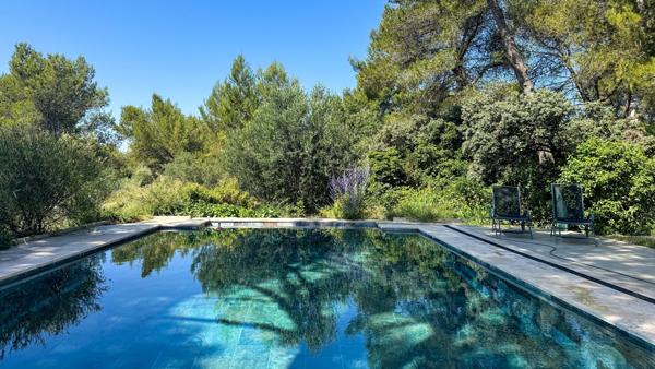 Maison contemporaine avec vue dégagée e piscine