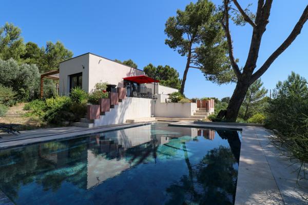 Maison contemporaine avec vue dégagée e piscine
