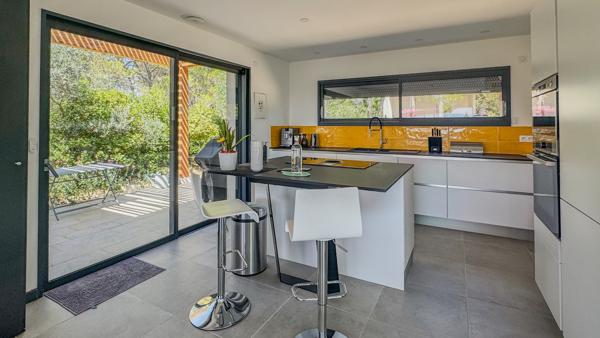 Maison contemporaine avec vue dégagée e piscine