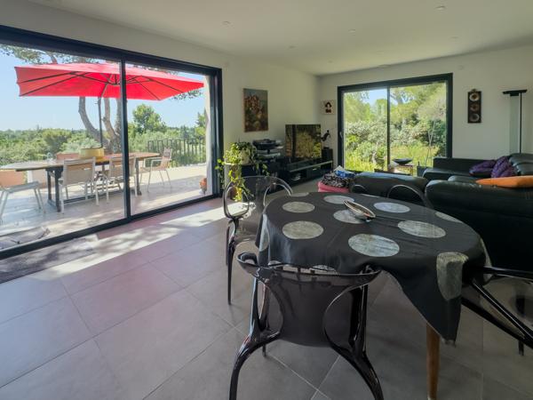 Maison contemporaine avec vue dégagée e piscine