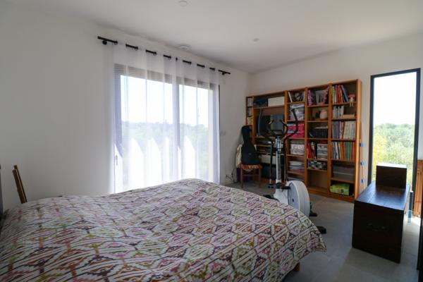Maison contemporaine avec vue dégagée e piscine