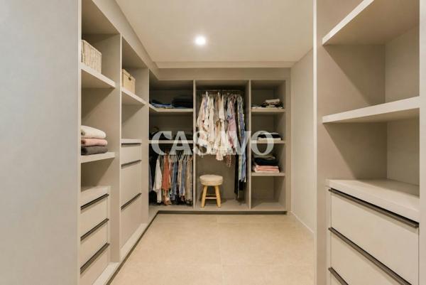 Vente Maison 5 pièces de 180m² - 13760 Saint-Cannat