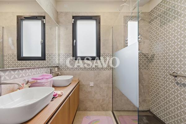 Vente Maison 5 pièces de 180m² - 13760 Saint-Cannat