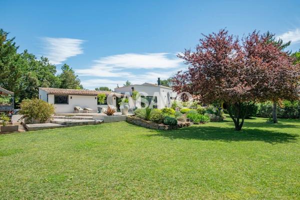 Vente Maison 5 pièces de 180m² - 13760 Saint-Cannat