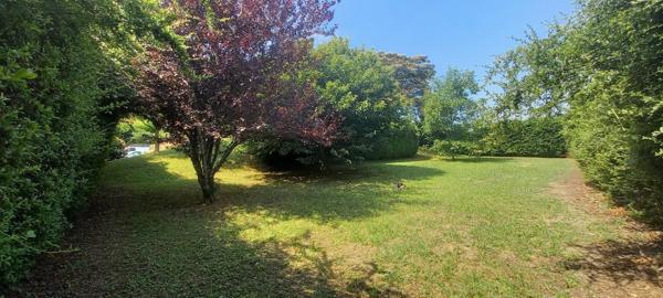 Belle villa plain pied avec sous-sol et jardin