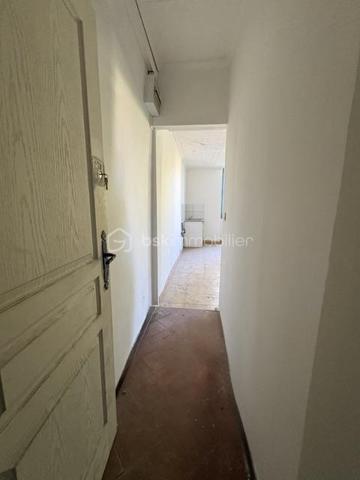 Immeuble de rapport -Perpignan Saint-Jacques 
*Investisseurs , ne manquez pas cette opportunité !
Situé dans le secteur Saint-Jacques à Perpignan ,cet immeuble de rapport offre une configuration particulière avec plusieurs logements permettant de bénéficier de revenus locatifs diversifiés.
L’immeuble se compose de :
*3 studios de 50 m2 environ chacun récemment refait et offrant de belles surfaces pour des logements de type studio 
*Une chambre de bonne 27 m2 environ ,venant compléter l’ensemble 
Un fort potentiel locatif 
Les studios peuvent être à la location dans les alentours de 500 euros par mois chacun , soit un potentiel de revenus locatifs d’environ 1500 euros pour les 3 studios hors revenus de la chambre de bonne 
*Les atouts :
*Secteur Perpignan Saint-Jacques 
*3 studios refaits 
* Chambre de bonne de 27 m2
*Potentiel locatif intéressant 
Idéal pour investisseur souhaitant développer un patrimoine immobilier