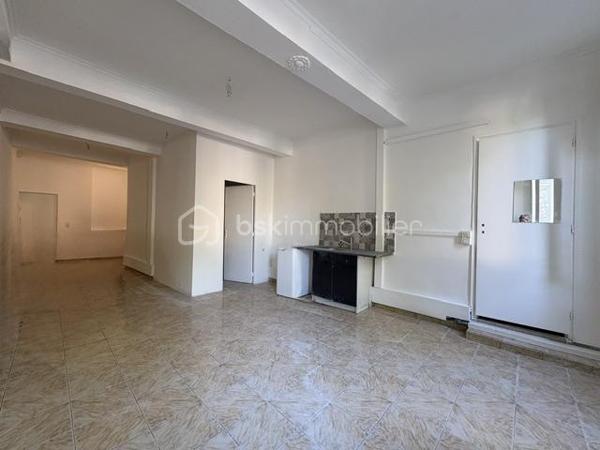 Immeuble de rapport -Perpignan Saint-Jacques 
*Investisseurs , ne manquez pas cette opportunité !
Situé dans le secteur Saint-Jacques à Perpignan ,cet immeuble de rapport offre une configuration particulière avec plusieurs logements permettant de bénéficier de revenus locatifs diversifiés.
L’immeuble se compose de :
*3 studios de 50 m2 environ chacun récemment refait et offrant de belles surfaces pour des logements de type studio 
*Une chambre de bonne 27 m2 environ ,venant compléter l’ensemble 
Un fort potentiel locatif 
Les studios peuvent être à la location dans les alentours de 500 euros par mois chacun , soit un potentiel de revenus locatifs d’environ 1500 euros pour les 3 studios hors revenus de la chambre de bonne 
*Les atouts :
*Secteur Perpignan Saint-Jacques 
*3 studios refaits 
* Chambre de bonne de 27 m2
*Potentiel locatif intéressant 
Idéal pour investisseur souhaitant développer un patrimoine immobilier