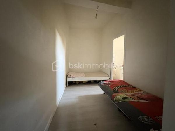 Immeuble de rapport -Perpignan Saint-Jacques 
*Investisseurs , ne manquez pas cette opportunité !
Situé dans le secteur Saint-Jacques à Perpignan ,cet immeuble de rapport offre une configuration particulière avec plusieurs logements permettant de bénéficier de revenus locatifs diversifiés.
L’immeuble se compose de :
*3 studios de 50 m2 environ chacun récemment refait et offrant de belles surfaces pour des logements de type studio 
*Une chambre de bonne 27 m2 environ ,venant compléter l’ensemble 
Un fort potentiel locatif 
Les studios peuvent être à la location dans les alentours de 500 euros par mois chacun , soit un potentiel de revenus locatifs d’environ 1500 euros pour les 3 studios hors revenus de la chambre de bonne 
*Les atouts :
*Secteur Perpignan Saint-Jacques 
*3 studios refaits 
* Chambre de bonne de 27 m2
*Potentiel locatif intéressant 
Idéal pour investisseur souhaitant développer un patrimoine immobilier