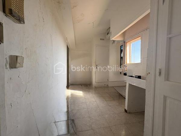 Immeuble de rapport -Perpignan Saint-Jacques 
*Investisseurs , ne manquez pas cette opportunité !
Situé dans le secteur Saint-Jacques à Perpignan ,cet immeuble de rapport offre une configuration particulière avec plusieurs logements permettant de bénéficier de revenus locatifs diversifiés.
L’immeuble se compose de :
*3 studios de 50 m2 environ chacun récemment refait et offrant de belles surfaces pour des logements de type studio 
*Une chambre de bonne 27 m2 environ ,venant compléter l’ensemble 
Un fort potentiel locatif 
Les studios peuvent être à la location dans les alentours de 500 euros par mois chacun , soit un potentiel de revenus locatifs d’environ 1500 euros pour les 3 studios hors revenus de la chambre de bonne 
*Les atouts :
*Secteur Perpignan Saint-Jacques 
*3 studios refaits 
* Chambre de bonne de 27 m2
*Potentiel locatif intéressant 
Idéal pour investisseur souhaitant développer un patrimoine immobilier