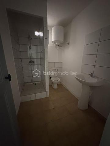 Immeuble de rapport -Perpignan Saint-Jacques 
*Investisseurs , ne manquez pas cette opportunité !
Situé dans le secteur Saint-Jacques à Perpignan ,cet immeuble de rapport offre une configuration particulière avec plusieurs logements permettant de bénéficier de revenus locatifs diversifiés.
L’immeuble se compose de :
*3 studios de 50 m2 environ chacun récemment refait et offrant de belles surfaces pour des logements de type studio 
*Une chambre de bonne 27 m2 environ ,venant compléter l’ensemble 
Un fort potentiel locatif 
Les studios peuvent être à la location dans les alentours de 500 euros par mois chacun , soit un potentiel de revenus locatifs d’environ 1500 euros pour les 3 studios hors revenus de la chambre de bonne 
*Les atouts :
*Secteur Perpignan Saint-Jacques 
*3 studios refaits 
* Chambre de bonne de 27 m2
*Potentiel locatif intéressant 
Idéal pour investisseur souhaitant développer un patrimoine immobilier