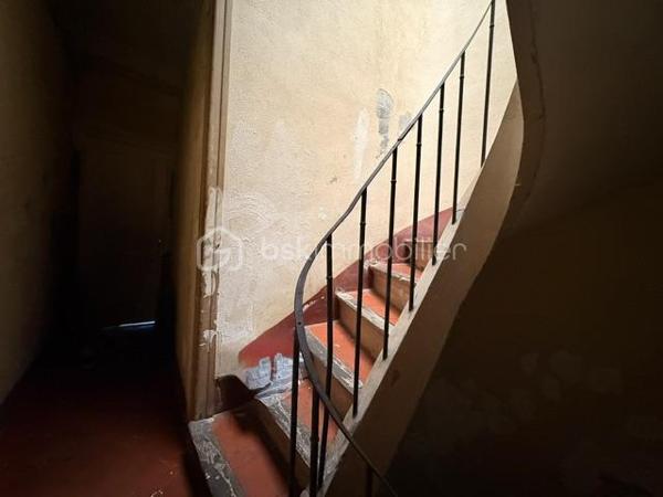 Immeuble de rapport -Perpignan Saint-Jacques 
*Investisseurs , ne manquez pas cette opportunité !
Situé dans le secteur Saint-Jacques à Perpignan ,cet immeuble de rapport offre une configuration particulière avec plusieurs logements permettant de bénéficier de revenus locatifs diversifiés.
L’immeuble se compose de :
*3 studios de 50 m2 environ chacun récemment refait et offrant de belles surfaces pour des logements de type studio 
*Une chambre de bonne 27 m2 environ ,venant compléter l’ensemble 
Un fort potentiel locatif 
Les studios peuvent être à la location dans les alentours de 500 euros par mois chacun , soit un potentiel de revenus locatifs d’environ 1500 euros pour les 3 studios hors revenus de la chambre de bonne 
*Les atouts :
*Secteur Perpignan Saint-Jacques 
*3 studios refaits 
* Chambre de bonne de 27 m2
*Potentiel locatif intéressant 
Idéal pour investisseur souhaitant développer un patrimoine immobilier