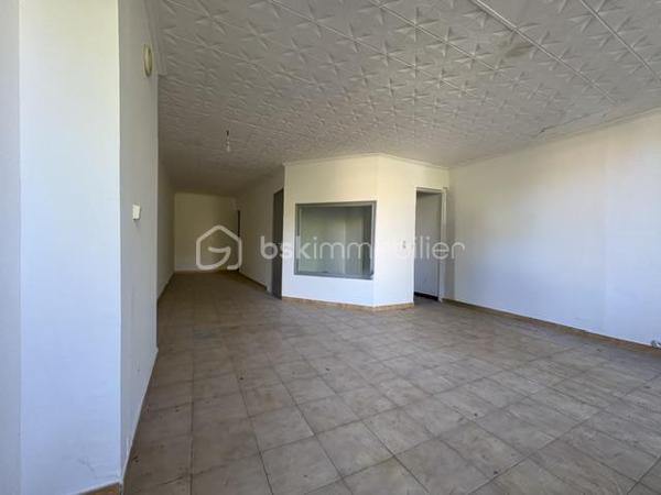 Immeuble de rapport -Perpignan Saint-Jacques 
*Investisseurs , ne manquez pas cette opportunité !
Situé dans le secteur Saint-Jacques à Perpignan ,cet immeuble de rapport offre une configuration particulière avec plusieurs logements permettant de bénéficier de revenus locatifs diversifiés.
L’immeuble se compose de :
*3 studios de 50 m2 environ chacun récemment refait et offrant de belles surfaces pour des logements de type studio 
*Une chambre de bonne 27 m2 environ ,venant compléter l’ensemble 
Un fort potentiel locatif 
Les studios peuvent être à la location dans les alentours de 500 euros par mois chacun , soit un potentiel de revenus locatifs d’environ 1500 euros pour les 3 studios hors revenus de la chambre de bonne 
*Les atouts :
*Secteur Perpignan Saint-Jacques 
*3 studios refaits 
* Chambre de bonne de 27 m2
*Potentiel locatif intéressant 
Idéal pour investisseur souhaitant développer un patrimoine immobilier