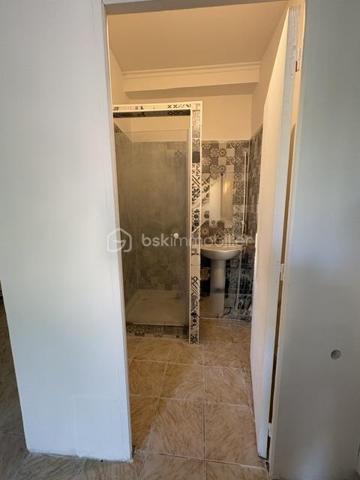 Immeuble de rapport -Perpignan Saint-Jacques 
*Investisseurs , ne manquez pas cette opportunité !
Situé dans le secteur Saint-Jacques à Perpignan ,cet immeuble de rapport offre une configuration particulière avec plusieurs logements permettant de bénéficier de revenus locatifs diversifiés.
L’immeuble se compose de :
*3 studios de 50 m2 environ chacun récemment refait et offrant de belles surfaces pour des logements de type studio 
*Une chambre de bonne 27 m2 environ ,venant compléter l’ensemble 
Un fort potentiel locatif 
Les studios peuvent être à la location dans les alentours de 500 euros par mois chacun , soit un potentiel de revenus locatifs d’environ 1500 euros pour les 3 studios hors revenus de la chambre de bonne 
*Les atouts :
*Secteur Perpignan Saint-Jacques 
*3 studios refaits 
* Chambre de bonne de 27 m2
*Potentiel locatif intéressant 
Idéal pour investisseur souhaitant développer un patrimoine immobilier