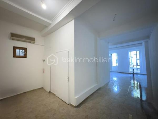 Immeuble de rapport -Perpignan Saint-Jacques 
*Investisseurs , ne manquez pas cette opportunité !
Situé dans le secteur Saint-Jacques à Perpignan ,cet immeuble de rapport offre une configuration particulière avec plusieurs logements permettant de bénéficier de revenus locatifs diversifiés.
L’immeuble se compose de :
*3 studios de 50 m2 environ chacun récemment refait et offrant de belles surfaces pour des logements de type studio 
*Une chambre de bonne 27 m2 environ ,venant compléter l’ensemble 
Un fort potentiel locatif 
Les studios peuvent être à la location dans les alentours de 500 euros par mois chacun , soit un potentiel de revenus locatifs d’environ 1500 euros pour les 3 studios hors revenus de la chambre de bonne 
*Les atouts :
*Secteur Perpignan Saint-Jacques 
*3 studios refaits 
* Chambre de bonne de 27 m2
*Potentiel locatif intéressant 
Idéal pour investisseur souhaitant développer un patrimoine immobilier