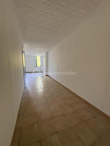 Immeuble de rapport -Perpignan Saint-Jacques 
*Investisseurs , ne manquez pas cette opportunité !
Situé dans le secteur Saint-Jacques à Perpignan ,cet immeuble de rapport offre une configuration particulière avec plusieurs logements permettant de bénéficier de revenus locatifs diversifiés.
L’immeuble se compose de :
*3 studios de 50 m2 environ chacun récemment refait et offrant de belles surfaces pour des logements de type studio 
*Une chambre de bonne 27 m2 environ ,venant compléter l’ensemble 
Un fort potentiel locatif 
Les studios peuvent être à la location dans les alentours de 500 euros par mois chacun , soit un potentiel de revenus locatifs d’environ 1500 euros pour les 3 studios hors revenus de la chambre de bonne 
*Les atouts :
*Secteur Perpignan Saint-Jacques 
*3 studios refaits 
* Chambre de bonne de 27 m2
*Potentiel locatif intéressant 
Idéal pour investisseur souhaitant développer un patrimoine immobilier