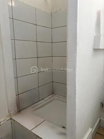 Immeuble de rapport -Perpignan Saint-Jacques 
*Investisseurs , ne manquez pas cette opportunité !
Situé dans le secteur Saint-Jacques à Perpignan ,cet immeuble de rapport offre une configuration particulière avec plusieurs logements permettant de bénéficier de revenus locatifs diversifiés.
L’immeuble se compose de :
*3 studios de 50 m2 environ chacun récemment refait et offrant de belles surfaces pour des logements de type studio 
*Une chambre de bonne 27 m2 environ ,venant compléter l’ensemble 
Un fort potentiel locatif 
Les studios peuvent être à la location dans les alentours de 500 euros par mois chacun , soit un potentiel de revenus locatifs d’environ 1500 euros pour les 3 studios hors revenus de la chambre de bonne 
*Les atouts :
*Secteur Perpignan Saint-Jacques 
*3 studios refaits 
* Chambre de bonne de 27 m2
*Potentiel locatif intéressant 
Idéal pour investisseur souhaitant développer un patrimoine immobilier