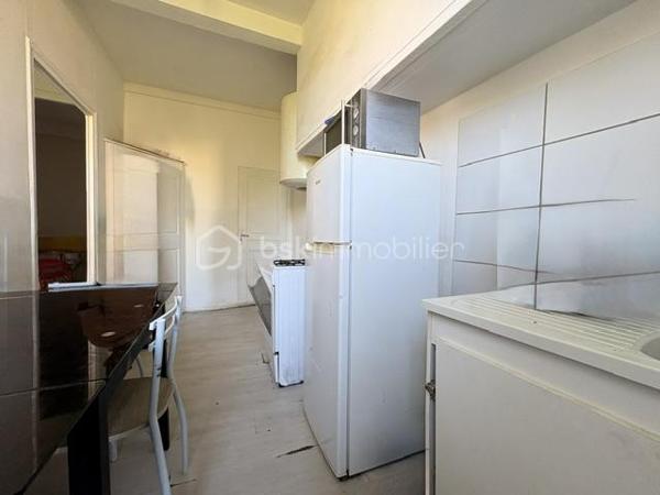 Immeuble de rapport -Perpignan Saint-Jacques 
*Investisseurs , ne manquez pas cette opportunité !
Situé dans le secteur Saint-Jacques à Perpignan ,cet immeuble de rapport offre une configuration particulière avec plusieurs logements permettant de bénéficier de revenus locatifs diversifiés.
L’immeuble se compose de :
*3 studios de 50 m2 environ chacun récemment refait et offrant de belles surfaces pour des logements de type studio 
*Une chambre de bonne 27 m2 environ ,venant compléter l’ensemble 
Un fort potentiel locatif 
Les studios peuvent être à la location dans les alentours de 500 euros par mois chacun , soit un potentiel de revenus locatifs d’environ 1500 euros pour les 3 studios hors revenus de la chambre de bonne 
*Les atouts :
*Secteur Perpignan Saint-Jacques 
*3 studios refaits 
* Chambre de bonne de 27 m2
*Potentiel locatif intéressant 
Idéal pour investisseur souhaitant développer un patrimoine immobilier