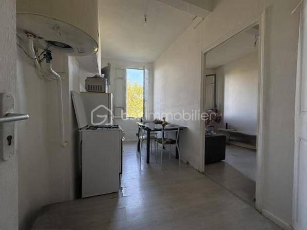 Immeuble de rapport -Perpignan Saint-Jacques 
*Investisseurs , ne manquez pas cette opportunité !
Situé dans le secteur Saint-Jacques à Perpignan ,cet immeuble de rapport offre une configuration particulière avec plusieurs logements permettant de bénéficier de revenus locatifs diversifiés.
L’immeuble se compose de :
*3 studios de 50 m2 environ chacun récemment refait et offrant de belles surfaces pour des logements de type studio 
*Une chambre de bonne 27 m2 environ ,venant compléter l’ensemble 
Un fort potentiel locatif 
Les studios peuvent être à la location dans les alentours de 500 euros par mois chacun , soit un potentiel de revenus locatifs d’environ 1500 euros pour les 3 studios hors revenus de la chambre de bonne 
*Les atouts :
*Secteur Perpignan Saint-Jacques 
*3 studios refaits 
* Chambre de bonne de 27 m2
*Potentiel locatif intéressant 
Idéal pour investisseur souhaitant développer un patrimoine immobilier