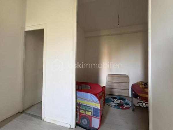 Immeuble de rapport -Perpignan Saint-Jacques 
*Investisseurs , ne manquez pas cette opportunité !
Situé dans le secteur Saint-Jacques à Perpignan ,cet immeuble de rapport offre une configuration particulière avec plusieurs logements permettant de bénéficier de revenus locatifs diversifiés.
L’immeuble se compose de :
*3 studios de 50 m2 environ chacun récemment refait et offrant de belles surfaces pour des logements de type studio 
*Une chambre de bonne 27 m2 environ ,venant compléter l’ensemble 
Un fort potentiel locatif 
Les studios peuvent être à la location dans les alentours de 500 euros par mois chacun , soit un potentiel de revenus locatifs d’environ 1500 euros pour les 3 studios hors revenus de la chambre de bonne 
*Les atouts :
*Secteur Perpignan Saint-Jacques 
*3 studios refaits 
* Chambre de bonne de 27 m2
*Potentiel locatif intéressant 
Idéal pour investisseur souhaitant développer un patrimoine immobilier
