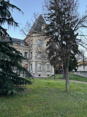 T3 duplex de caractère avec poutres apparentes aux portes de Lyon