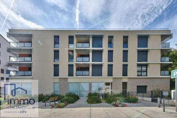 Ecully centre, T3 garage balcon, résidence 2012