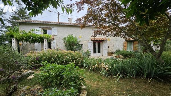 A vendre à CHAMPAGNE-LE-SEC, Charmante maison ancienne au sein d'un terrain de 741m²