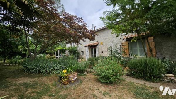 A vendre à CHAMPAGNE-LE-SEC, Charmante maison ancienne au sein d'un terrain de 741m²