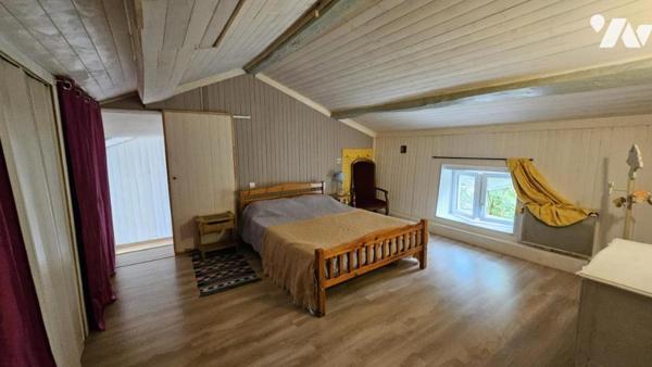 A vendre à CHAMPAGNE-LE-SEC, Charmante maison ancienne au sein d'un terrain de 741m²