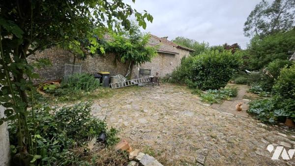A vendre à CHAMPAGNE-LE-SEC, Charmante maison ancienne au sein d'un terrain de 741m²
