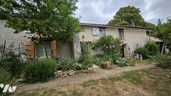 A vendre à CHAMPAGNE-LE-SEC, Charmante maison ancienne au sein d'un terrain de 741m²