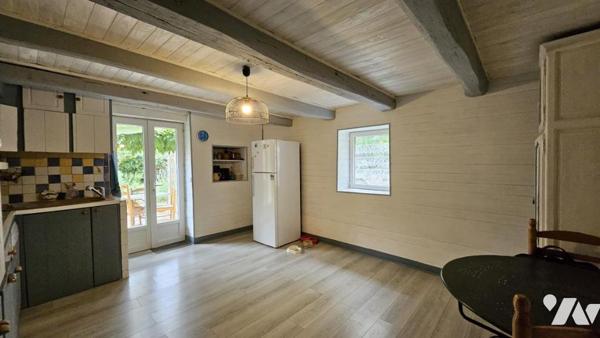 A vendre à CHAMPAGNE-LE-SEC, Charmante maison ancienne au sein d'un terrain de 741m²