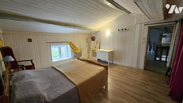 A vendre à CHAMPAGNE-LE-SEC, Charmante maison ancienne au sein d'un terrain de 741m²