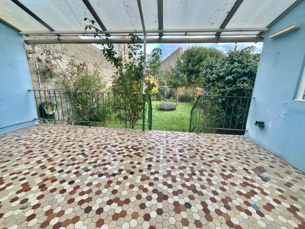 A Rénover: Maison de cheminot 73m2, jardin 207m2 avec un garage