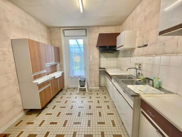 A Rénover: Maison de cheminot 73m2, jardin 207m2 avec un garage