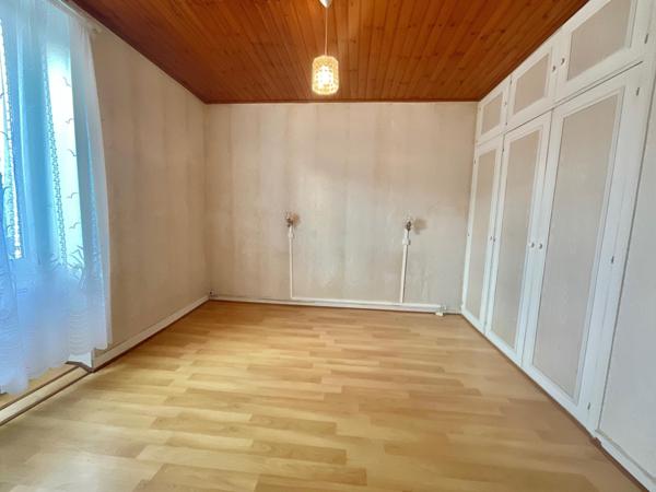 A Rénover: Maison de cheminot 73m2, jardin 207m2 avec un garage