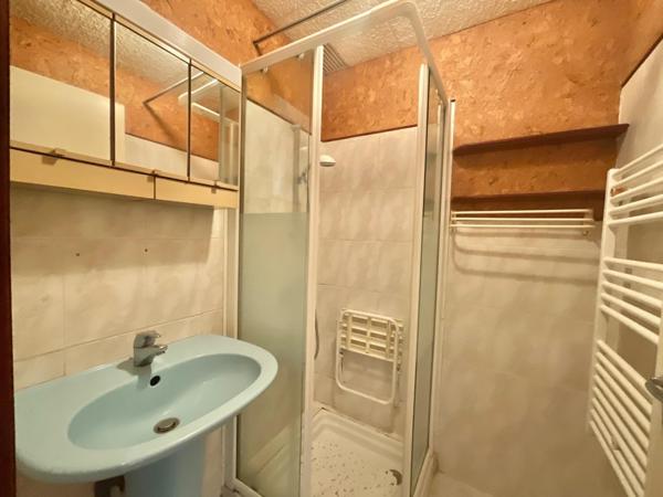 A Rénover: Maison de cheminot 73m2, jardin 207m2 avec un garage