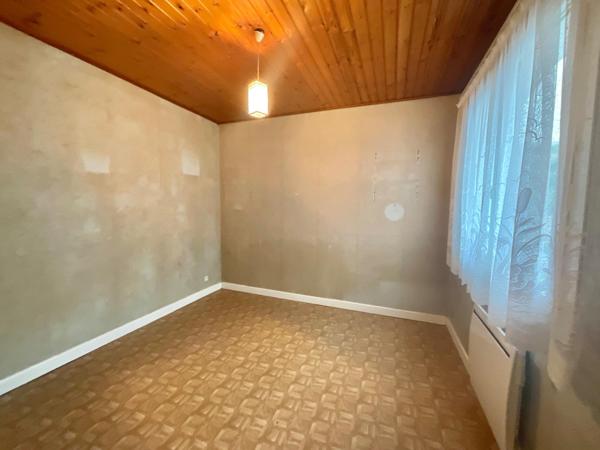 A Rénover: Maison de cheminot 73m2, jardin 207m2 avec un garage