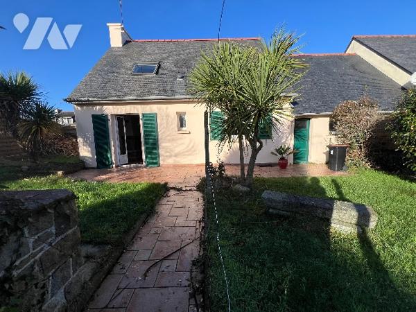 Une maison d'environ 99 m² comprenant quatre chambres, dont une au rez-de-chaussée.
Garage. Jardin