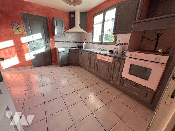 Une maison d'environ 99 m² comprenant quatre chambres, dont une au rez-de-chaussée.
Garage. Jardin