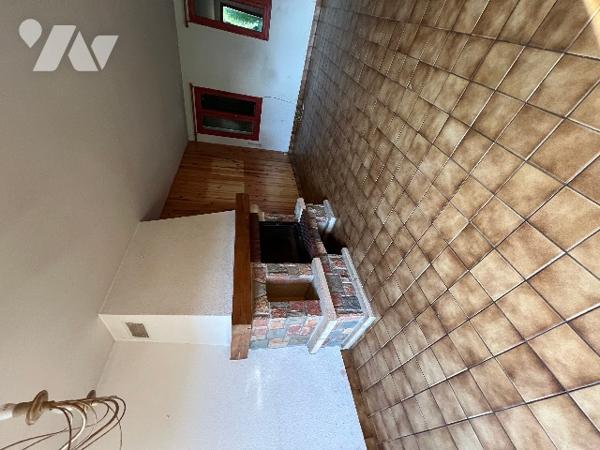 Une maison d'environ 99 m² comprenant quatre chambres, dont une au rez-de-chaussée.
Garage. Jardin