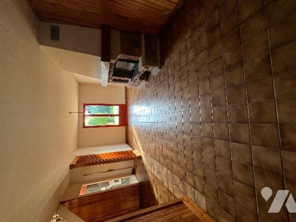 Une maison d'environ 99 m² comprenant quatre chambres, dont une au rez-de-chaussée.
Garage. Jardin