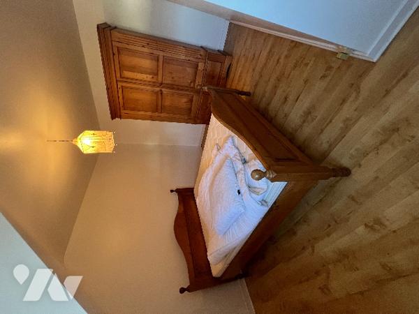 Une maison d'environ 99 m² comprenant quatre chambres, dont une au rez-de-chaussée.
Garage. Jardin