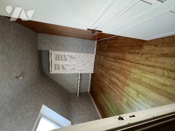 Une maison d'environ 99 m² comprenant quatre chambres, dont une au rez-de-chaussée.
Garage. Jardin