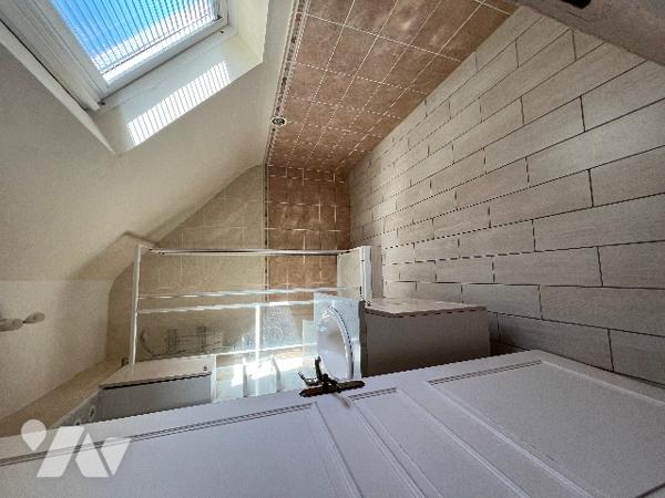 Une maison d'environ 99 m² comprenant quatre chambres, dont une au rez-de-chaussée.
Garage. Jardin