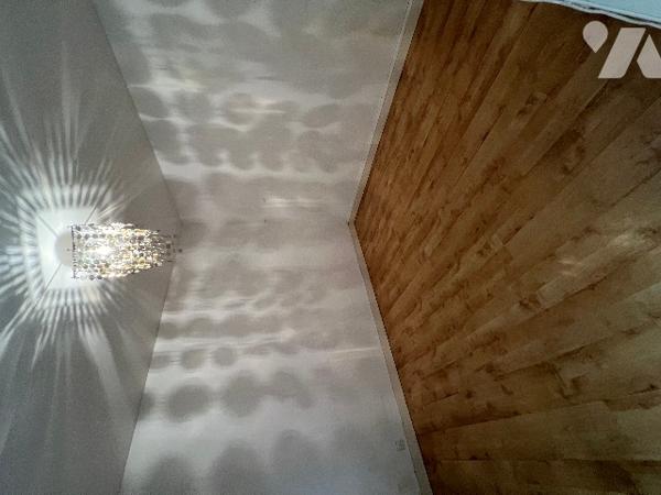 Une maison d'environ 99 m² comprenant quatre chambres, dont une au rez-de-chaussée.
Garage. Jardin