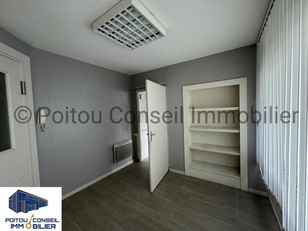 CENTRE DE ECHIRE PROCHE NIORT AVEC VITRINE ET VISIBILITE 77m2