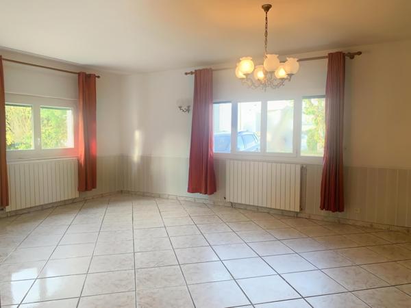 Quartier agréable, proche des commodités, grandes dépendances