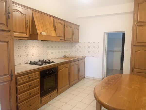 Quartier agréable, proche des commodités, grandes dépendances