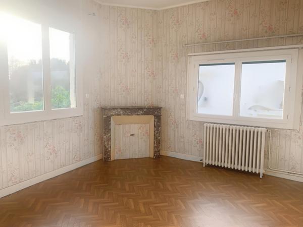 Quartier agréable, proche des commodités, grandes dépendances